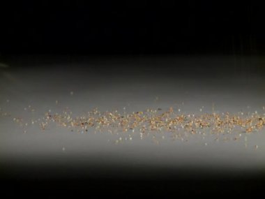 Bir tablo üzerinde ızgara baharat dökme