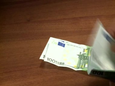 Bir tablo üzerinde para sayma euro