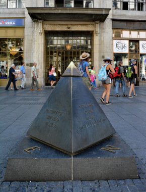 Belgrade, Sırbistan - 15 Ağustos 2016: Piramit Sırp Akademi'de sanat ve Bilimleri binası önünde