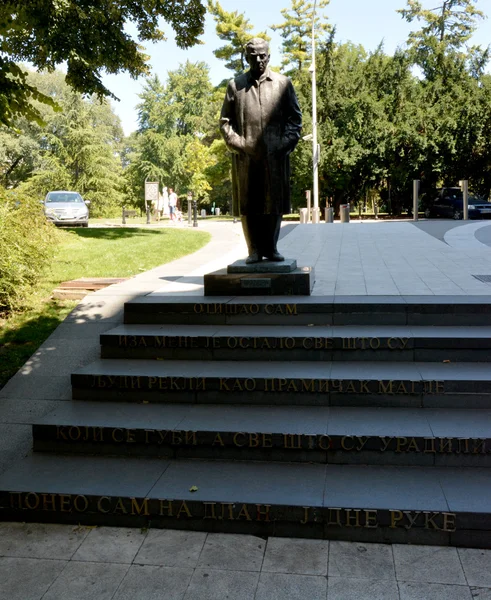 БЕЛГРАД, СЕРБИЯ - 15 августа 2016 года: Памятник Иво Андричу в Белграде, Сербия — стоковое фото