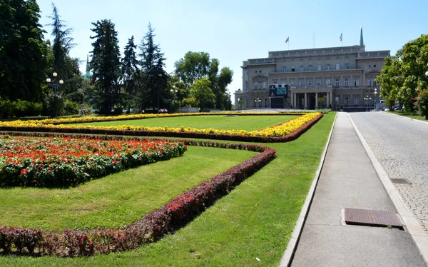 BELGRADE, SERBIA - 15 de agosto de 2016: Famoso Palacio Viejo en la ciudad Belgrado, Asamblea de la Ciudad — Foto de Stock