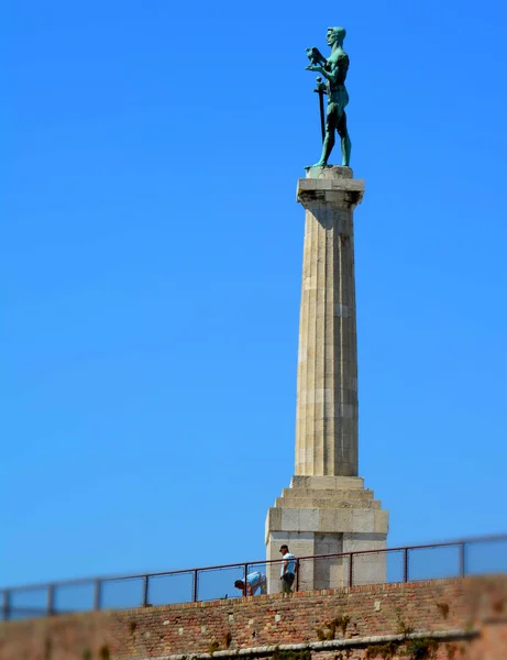 Belgrad, Serbia - 15 sierpnia 2016: Statua zwycięstwa na twierdzy Kalemegdan w Belgradzie — Zdjęcie stockowe
