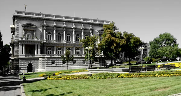 BELGRADE, SERBIA - 15 de agosto de 2016: Famoso Palacio Viejo en la ciudad Belgrado, Asamblea de la Ciudad — Foto de Stock