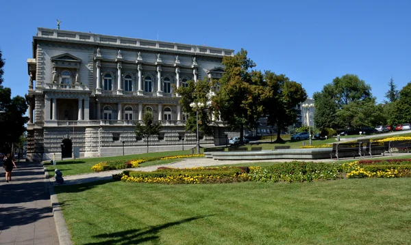 BELGRADE, SERBIA - 15 de agosto de 2016: Famoso Palacio Viejo en la ciudad Belgrado, Asamblea de la Ciudad — Foto de Stock