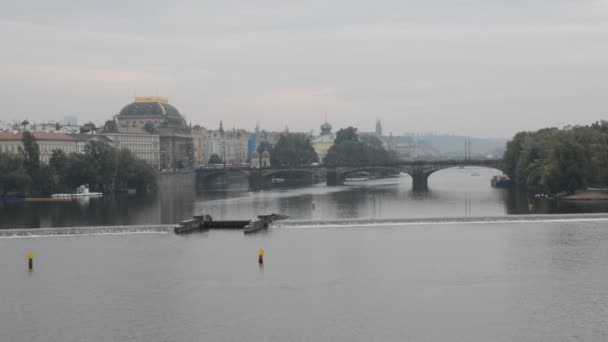 Architecture, monuments et touristes à Prague, République tchèque — Video