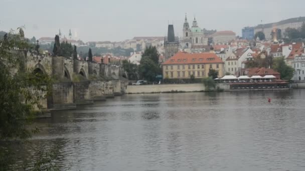 Arquitectura, monumentos y turistas en Praga, República Checa — Vídeos de Stock