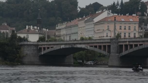 建築、モニュメント、チェコ共和国プラハ市で観光客 — ストック動画
