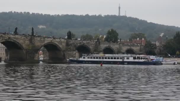 Архитектура, памятники и туристы в Праге, Чехия — стоковое видео