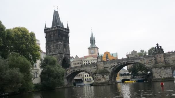 Архитектура, памятники и туристы в Праге, Чехия — стоковое видео