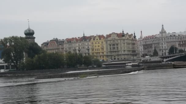 Архитектура, памятники и туристы в Праге, Чехия — стоковое видео
