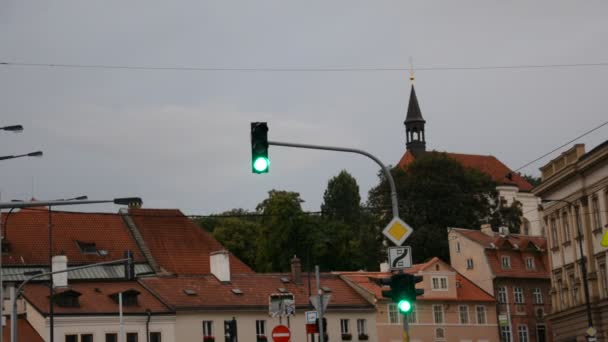 Architectuur, monumenten en toeristen in de stad Praag, Tsjechië — Stockvideo