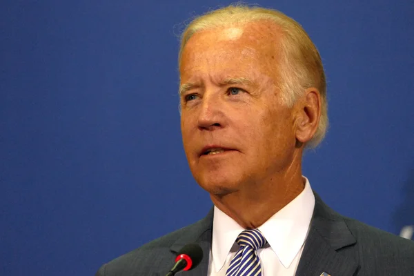 El vicepresidente estadounidense Joseph 'Joe' Biden y el primer ministro serbio Aleksandar Vucic celebran una conferencia de prensa conjunta — Foto de Stock