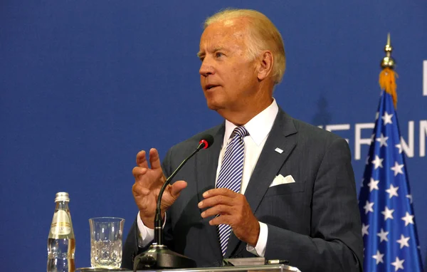 El vicepresidente estadounidense Joseph 'Joe' Biden y el primer ministro serbio Aleksandar Vucic celebran una conferencia de prensa conjunta — Foto de Stock