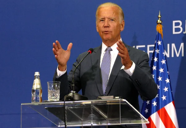 El vicepresidente estadounidense Joseph 'Joe' Biden y el primer ministro serbio Aleksandar Vucic celebran una conferencia de prensa conjunta — Foto de Stock