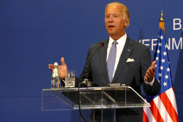 El vicepresidente estadounidense Joseph 'Joe' Biden y el primer ministro serbio Aleksandar Vucic celebran una conferencia de prensa conjunta — Foto de Stock