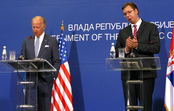 Americký vicepresident Joseph "Joe" Biden a srbský premiér Alexandr Vucic pořádá společnou tiskovou konferenci — Stock fotografie