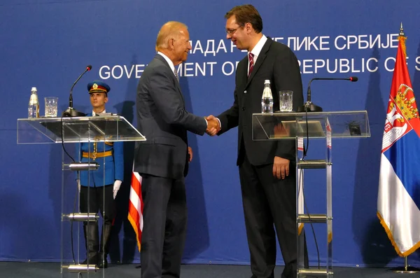 El vicepresidente estadounidense Joseph 'Joe' Biden y el primer ministro serbio Aleksandar Vucic celebran una conferencia de prensa conjunta — Foto de Stock