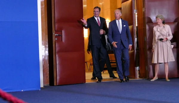 Вице-президент США Джозеф Джо Байден и премьер-министр Сербии Александр Вучич провели совместную пресс-конференцию — стоковое фото