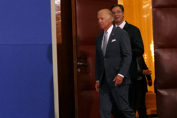 Americký vicepresident Joseph "Joe" Biden a srbský premiér Alexandr Vucic pořádá společnou tiskovou konferenci — Stock fotografie