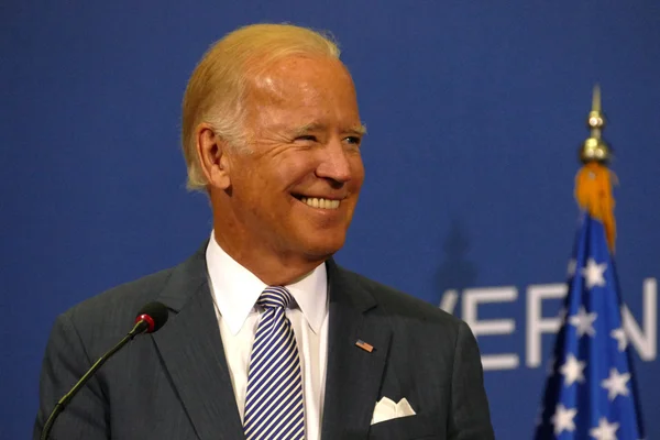 O Vice-Presidente dos EUA Joseph 'Joe' Biden e o Primeiro-Ministro sérvio Aleksandar Vucic realizam uma conferência de imprensa conjunta — Fotografia de Stock