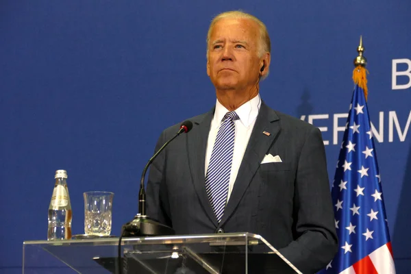 USA vice president Joseph "Joe" Biden och serbiska PM Aleksandar Vucic håller en gemensam presskonferens — Stockfoto