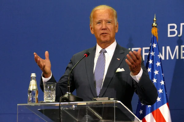 O Vice-Presidente dos EUA Joseph 'Joe' Biden e o Primeiro-Ministro sérvio Aleksandar Vucic realizam uma conferência de imprensa conjunta — Fotografia de Stock