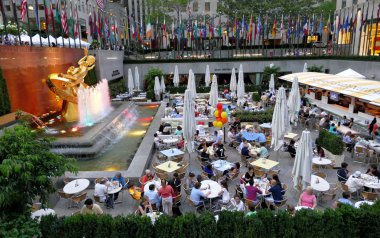 New York, Amerika Birleşik Devletleri. 23 Ağustos 2016. Rockefeller merkezinde altın Prometheus heykeli