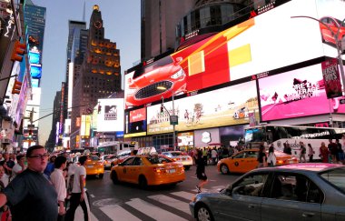 New York, Amerika Birleşik Devletleri. 24 Ağustos 2016. Akşam saatlerinde Times Meydanı'nda turistler.