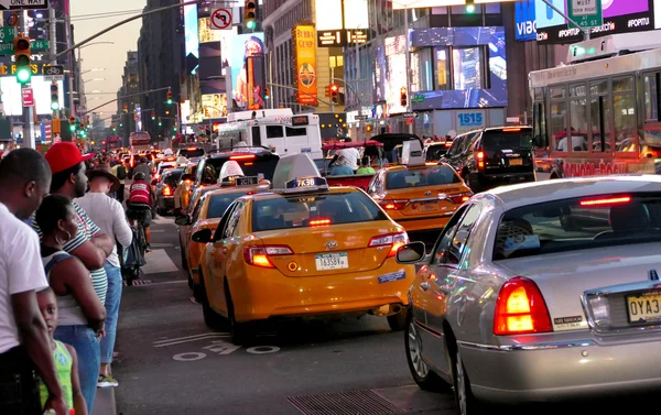Nova Iorque, Estados Unidos da América. 24 de agosto de 2016. Turistas em Times Square à noite . — Fotografia de Stock