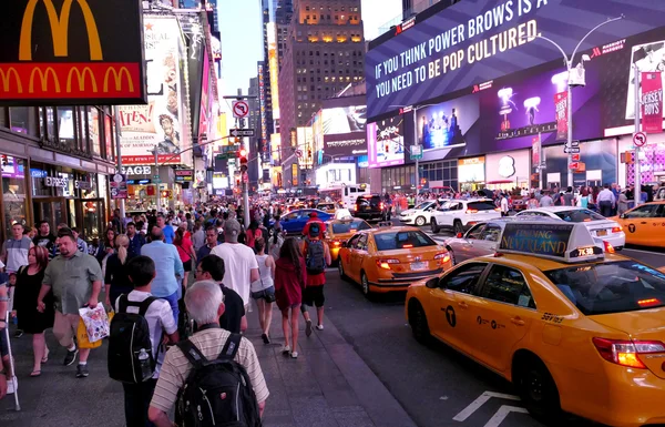 Nova Iorque, Estados Unidos da América. 24 de agosto de 2016. Turistas em Times Square à noite . — Fotografia de Stock