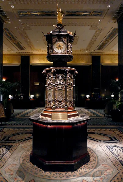 New York, USA. 24 augusti 2016. Waldorf Astoria Clock i receptionen, Waldorf Astoria Hotel, Park Avenue, Manhattan — Stockfoto