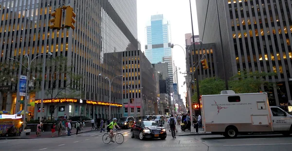 NUEVA York, ESTADOS UNIDOS. 24 de agosto de 2016. Peatones caminando y el tráfico en la ciudad de Nueva York — Foto de Stock