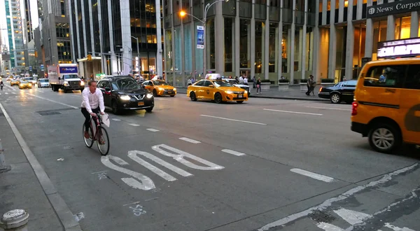 Nova Iorque, Estados Unidos da América. 24 de agosto de 2016. Pedestres caminhando e tráfego em Nova York — Fotografia de Stock