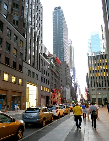 Nova Iorque, Estados Unidos da América. 24 de agosto de 2016. Pedestres caminhando e tráfego em Nova York — Fotografia de Stock