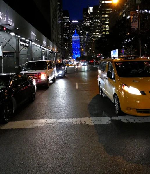 Nova Iorque, Estados Unidos da América. 24 de agosto de 2016. Pedestres caminhando e tráfego em Nova York — Fotografia de Stock