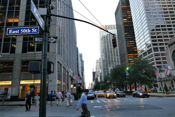 Nova Iorque, Estados Unidos da América. 24 de agosto de 2016. Pedestres caminhando e tráfego em Nova York — Fotografia de Stock