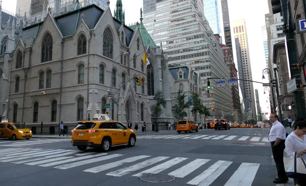 Nova Iorque, Estados Unidos da América. 24 de agosto de 2016. Pedestres caminhando e tráfego em Nova York — Fotografia de Stock