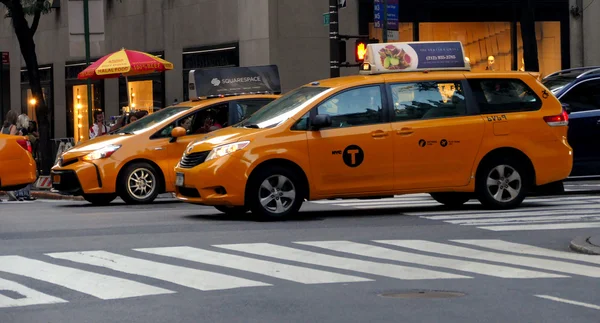 Nova Iorque, Estados Unidos da América. 24 de agosto de 2016. Pedestres caminhando e tráfego em Nova York — Fotografia de Stock