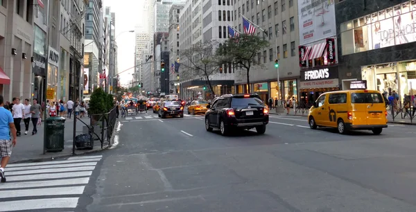 NUEVA York, ESTADOS UNIDOS. 24 de agosto de 2016. Peatones caminando y el tráfico en la ciudad de Nueva York — Foto de Stock