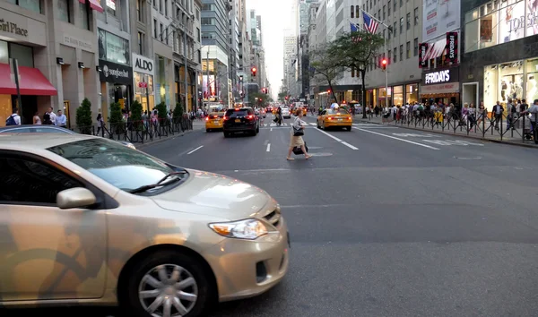 NUEVA York, ESTADOS UNIDOS. 24 de agosto de 2016. Peatones caminando y el tráfico en la ciudad de Nueva York — Foto de Stock