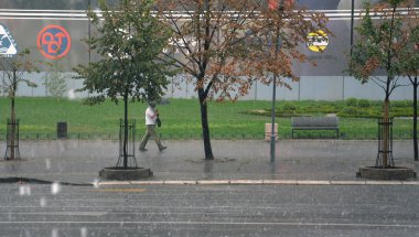 Belgrad, Sırbistan. 17 Ağustos 2016. Belgrad sokaklarında sert yağmur