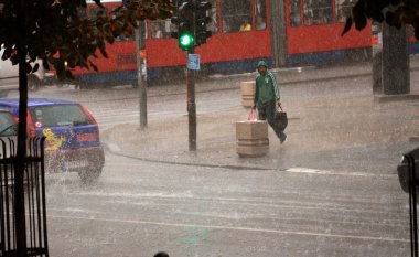 Belgrad, Sırbistan. 17 Ağustos 2016. Belgrad sokaklarında sert yağmur