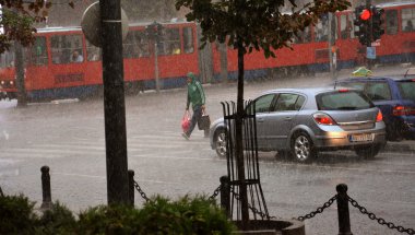 Belgrad, Sırbistan. 17 Ağustos 2016. Belgrad sokaklarında sert yağmur