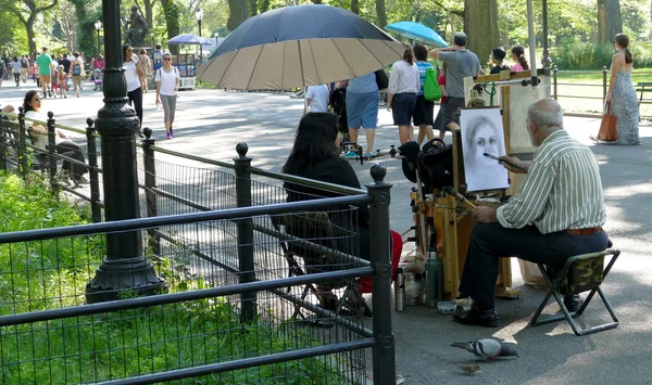 NEW YORK, UNITED STATES - AUGUST 25TH, 2016: An artist sketches — Stock Photo, Image