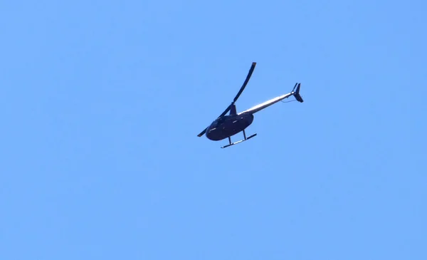 Helicopter flying against the blue sky — Stock Photo, Image