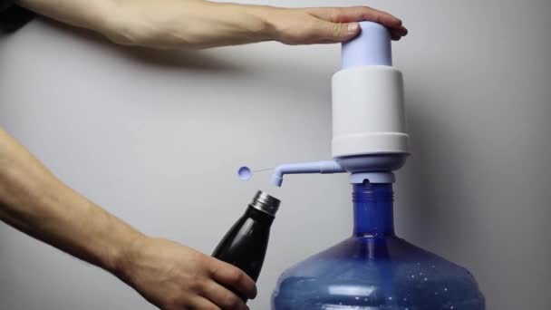 Primo Piano Mani Maschili Versando Acqua Nella Bottiglia Termo Acciaio — Video Stock