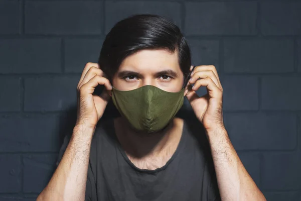 Portret Van Een Jongeman Met Een Masker Zijn Gezicht Tegen — Stockfoto