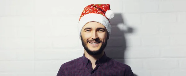 Retrato Panorámico Joven Sonriente Vestido Con Santa Sombrero Sobre Fondo — Foto de Stock