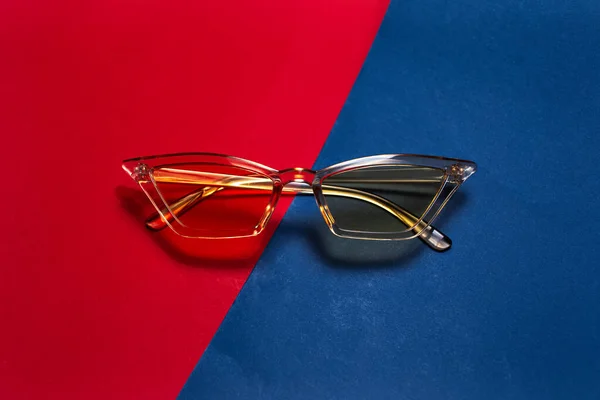 Kırmızı Mavi Renklerin Arka Planında Modern Moda Sarı Gözlüklerin Yakın — Stok fotoğraf