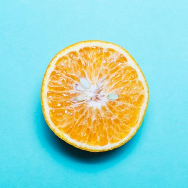 Yakın plan kesilmiş portakal meyvesi arkaplanda yalıtılmış.